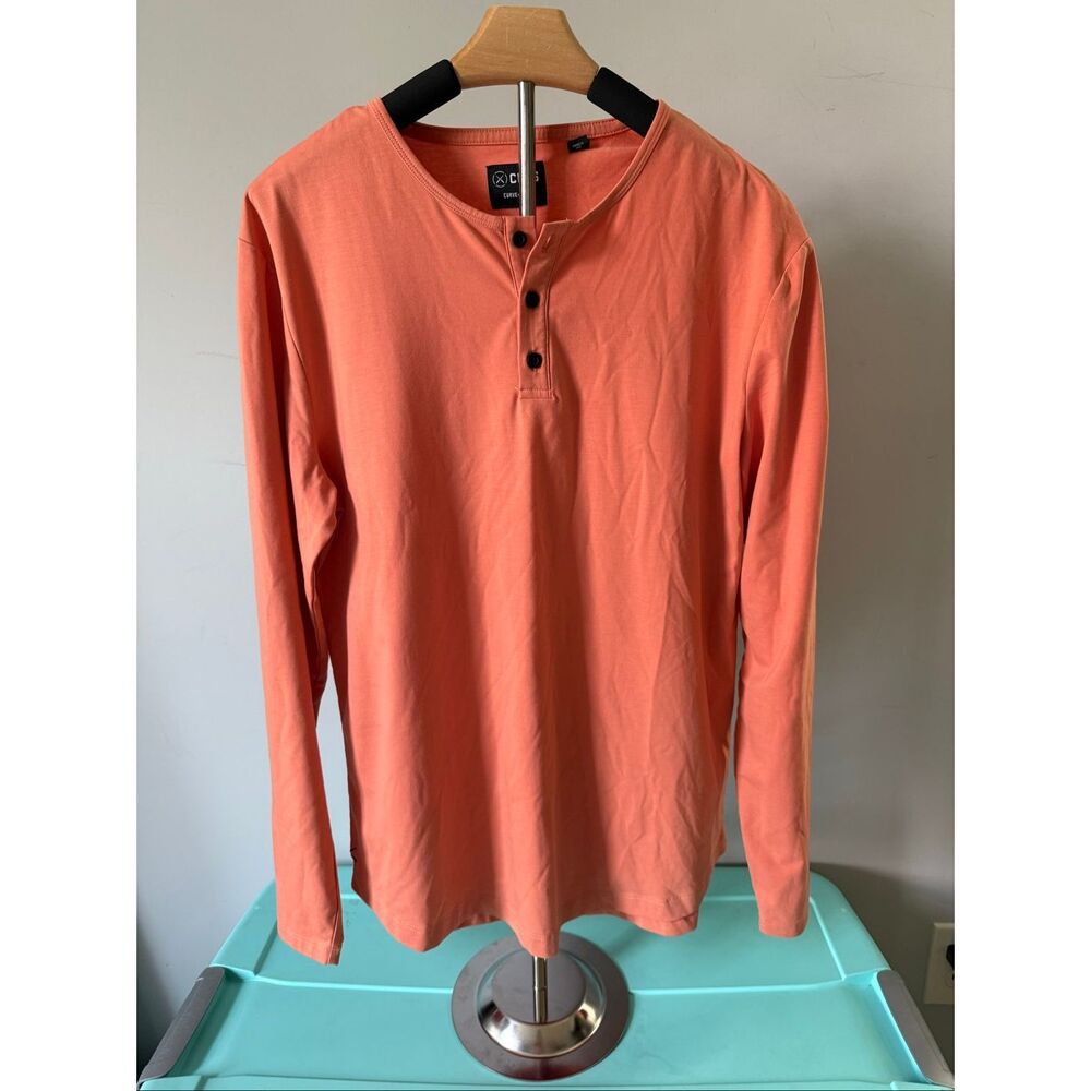 Cuts Men’s Curve Hem Long Sleeve Henley in Melon Size M